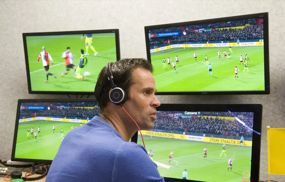 Overleg VAR en Scheidsrechter op veld